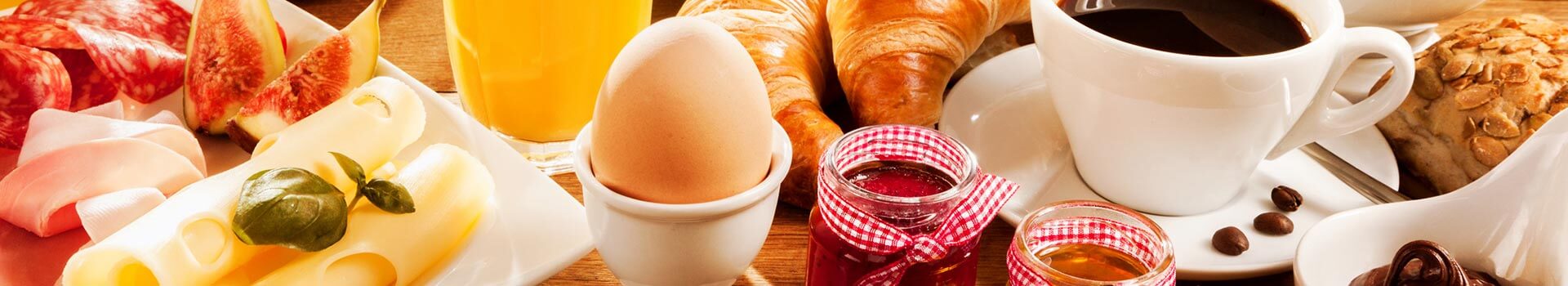 Sałatka z jajkami, rzodkiewką, kiełkami słonecznika i płatkami migdałów